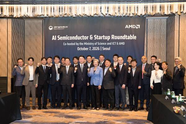 류제명 과학기술정보통신부 제2차관과 리사 수 AMD 회장(가운데)이 7일 오전 서울 종로구 포시즌스호텔에서 열린 'AI반도체 기업 라운드테이블' 에서 기념촬영을 하고 있다. [출처=과학기술정보통신부]
