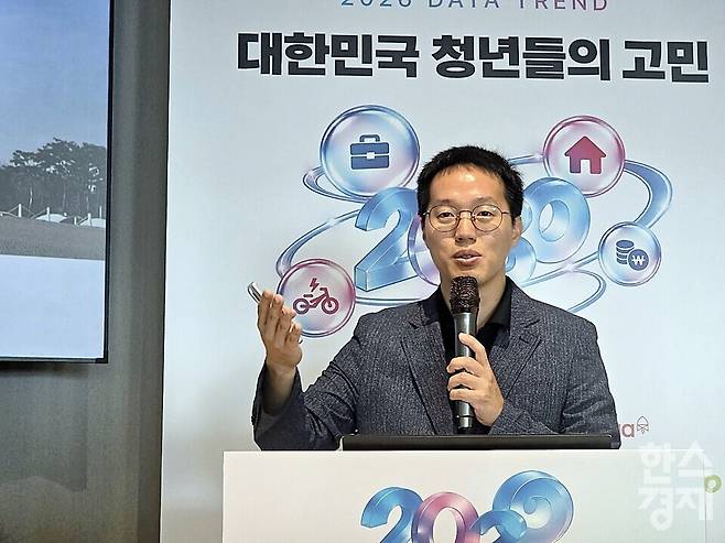 7일 월급쟁이부자들, 지쿠, 잇다 3사가 함께 진행한 '2026 대한민국 청년들의 고민-'N포세대'라는 말로는 부족하다' 공동 미디어 세미나 현장에서 지쿠 운영사 지바이크 윤종수 대표가 발언하고 있다./김종효 기자