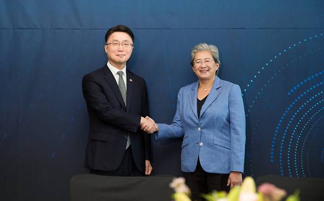 류제명 과학기술정보통신부 제2차관(왼쪽)이 7일 오전 서울 종로구 포시즌스호텔에서 리사 수 AMD 최고경영자(CEO)를 만나 악수하고 있다. (사진=과학기술정보통신부)