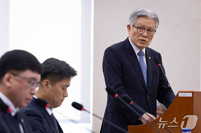 최동석 인사혁신처장이 7일 서울 여의도 국회에서 열린 행정안전위원회의 중앙선거관리위원회 등에 대한 국정감사에 출석해 업무보고를 하고 있다. 2026.10.7 ⓒ 뉴스1 유승관 기자