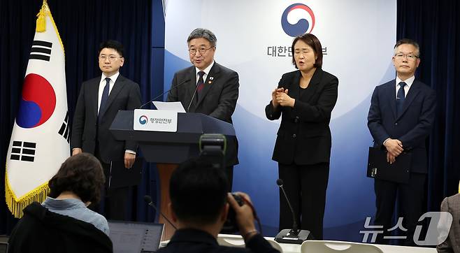 윤호중 행정안전부 장관이 7일 서울 종로구 정부서울청사에서 인구감소 지역 재지정 관련 브리핑을 하고 있다. 2026.10.7 ⓒ 뉴스1 이종덕 기자