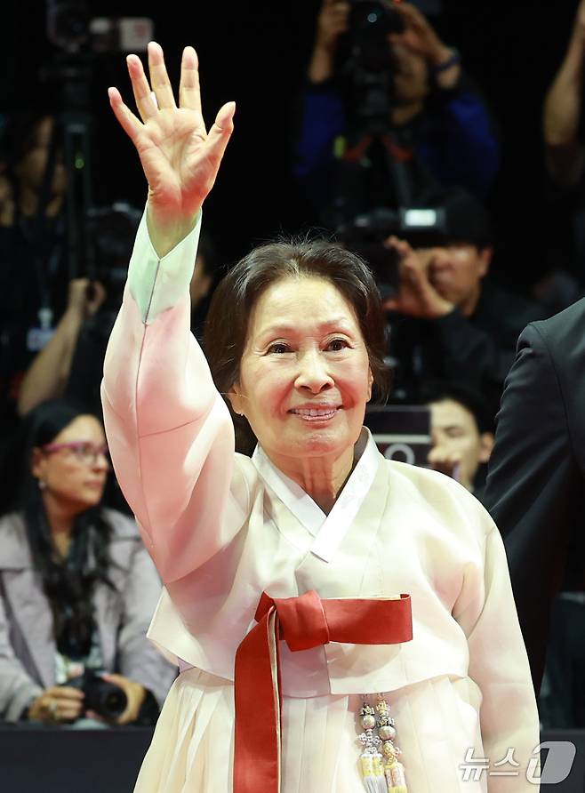 배우 김혜자가 6일 오후 부산 해운대구 영화의전당에서 열린 ‘제31회 부산국제영화제’(BIFF) 개막식에 참석해 레드카펫을 밟고 있다. 2026.10.6 ⓒ 뉴스1 권현진 기자