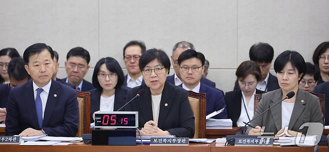 정은경 보건복지부 장관이 7일 서울 여의도 국회에서 열린 보건복지위원회의 보건복지부 등에 대한 국정감사에서 의원 질의에 답변하고 있다. 2026.10.7 ⓒ 뉴스1 신웅수 기자