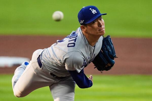 LA다저스의 야마모토 요시노부가 한국시간으로 7일 열린 애틀랜타와의 NLDS 3차전서 선발로 나서 공을 뿌리고 있다. 이날 야마모토는 7이닝 1실점으로 활약했다. /사진=AP뉴시스
