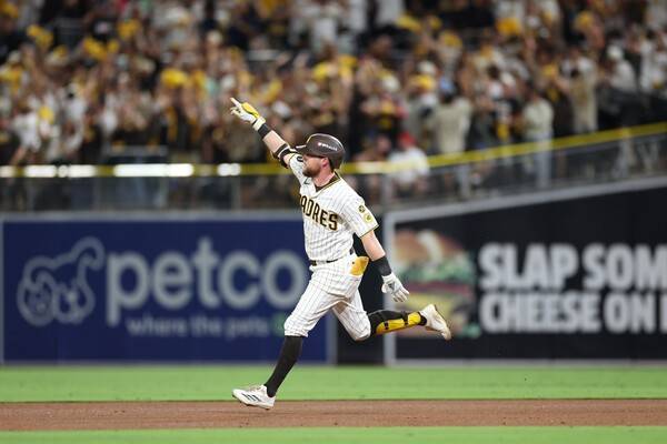 샌디에이고 파드리스의 제이크 크로넨워스가 한국시간 기준 7일 열린 MLB NLDS 3차전서 5회말 홈런을 때린 뒤 그라운드를 돌며 환호하고 있다. /사진=AP뉴시스