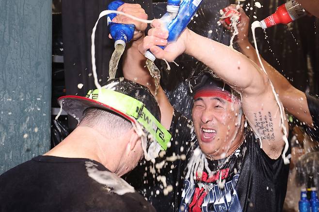 ATLANTA, GEORGIA - OCTOBER 01: Ha-Seong Kim #7 of the Atlanta Braves celebrates in the locker room after defeating the Philadelphia Phillies in game three of the National League Wild Card Series at Truist Park on October 01, 2026 in Atlanta, Georgia. Kevin C. Cox/Getty Images/AFP (Photo by Kevin C. Cox / GETTY IMAGES NORTH AMERICA / Getty Images via AFP)
<저작권자(c) 연합뉴스, 무단 전재-재배포, AI 학습 및 활용 금지>
