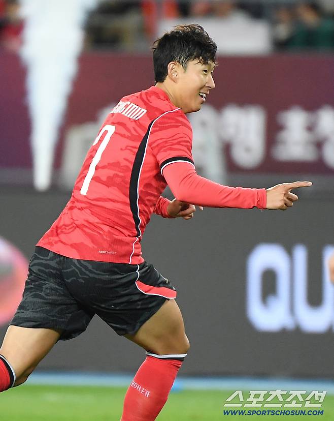 6일 오후 용인미르스타디움에서 열린 대한민국 축구대표팀과 우즈베키스탄의 친선경기. 손흥민이 프리킥 찬스에서 선제골을 넣은 후 환호하고 있다. 용인=정재근 기자 cjg@sportschosun.com/2026.10.6/