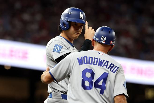 ATLANTA, GEORGIA - OCTOBER 06: Shohei Ohtani #17 of the Los Angeles Dodgers gestures during the eighth inning against the Atlanta Braves in game three of the National League Division Series at Truist Park on October 06, 2026 in Atlanta, Georgia.   Kevin C. Cox/Getty Images/AFP (Photo by Kevin C. Cox / GETTY IMAGES NORTH AMERICA / Getty Images via AFP)        <저작권자(c) 연합뉴스, 무단 전재-재배포, AI 학습 및 활용 금지>