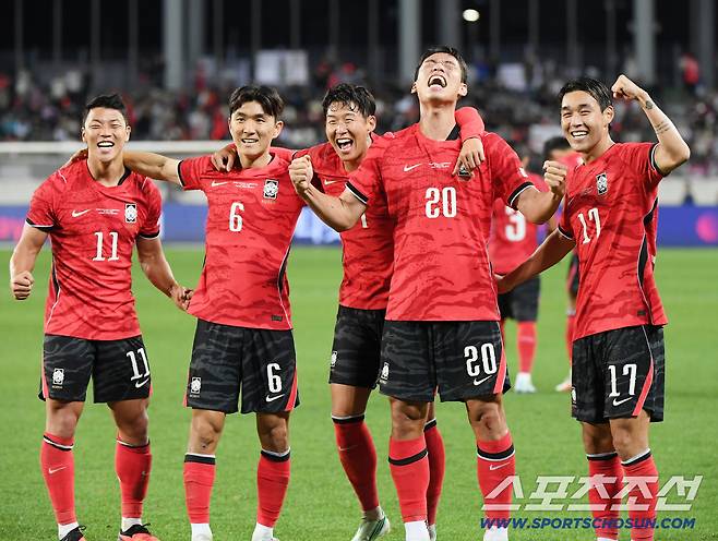 6일 오후 용인미르스타디움에서 열린 대한민국 축구대표팀과 우즈베키스탄의 친선경기. 후반 오세훈이 추가골을 넣은 후 황희찬, 황인범, 손흥민, 송민규와 함께 '원팀' 세리머니를 펼치고 있다. 용인=정재근 기자 cjg@sportschosun.com/2026.10.6/