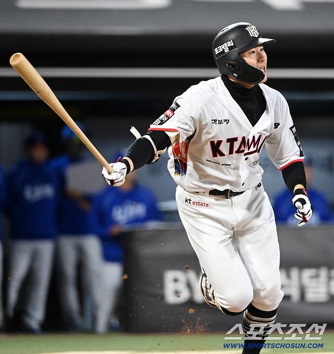 7일 수원 KT위즈파크에서 열린 삼성과 KT의 경기. 5회말 KT 최원준이 2루타를 치고 질주하고 있다. 최원준은 202안타를 기록하며 단일시즌 최다안타 타이를 달성했다. 수원=허상욱 기자wook@sportschosun.com/2026.10.07/