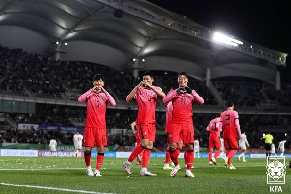 왼쪽부터 황인범, 김민재, 황희찬. ⓒKFA