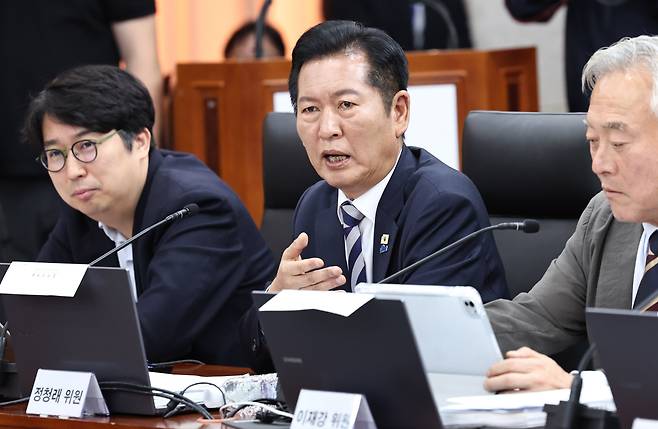 (서울=뉴스1) 구윤성 기자 = 정청래 더불어민주당 의원이 7일 서울 종로구 통일부 남북회담본부에서 열린 국회 외교통일위원회의 통일부 등에 대한 국정감사에서 박충권 국민의힘 의원을 향해 의사진행 발언을 하고 있다. 2026.10.7/뉴스1