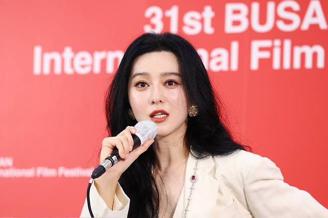 7일 부산 영화의전당 기자회견에서 배우 판빙빙이 데뷔 30년을 맞은 소회를 밝히고 있다./연합뉴스