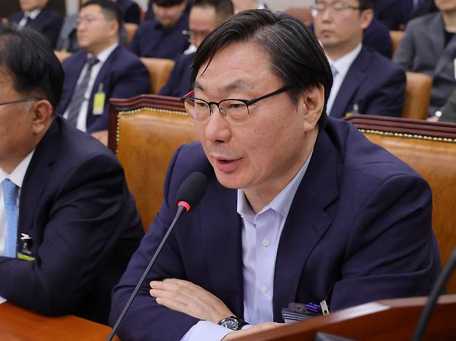 이화영 전 경기도 평화부지사가 지난 4월 14일 서울 여의도 국회 윤석열정권정치검찰조작기소의혹사건진상규명국정조사특별위원회에서 열린 쌍방울 대북송금 조작기소 의혹 사건 청문회에서 의원 질의에 답하고 있다. /남강호 기자