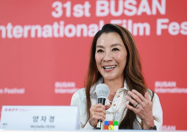 영화배우 양자경이 7일 부산 해운대구 영화의전당 비프힐에서 열린 기자회견에 참석해 취재진 질문에 답하고 있다. /뉴스1