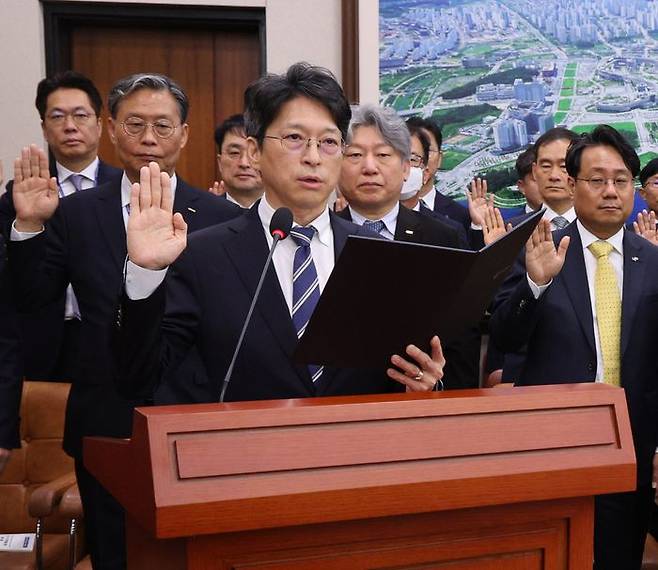 7일 홍지선 국토교통부 장관이 국회 국토교통위원회 국정감사에 참석해 선서를 하고 있다.ⓒ뉴시스