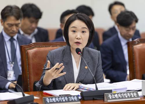 이소영 중소벤처기업부 장관이 7일 국회에서 열린 산업통상자원중소벤처기업위원회 국정감사에 출석해 의원 질의에 답하고 있다.