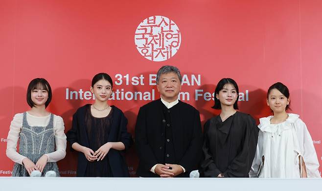 제31회 부산국제영화제 갈라 프레젠테이션 초청작 '룩백'은 잊지 못할 사계절을 함께 그리며 서로의 세상이 되어준 두 소녀의 애틋한 이야기를 그린 작품이다. 뉴스1
