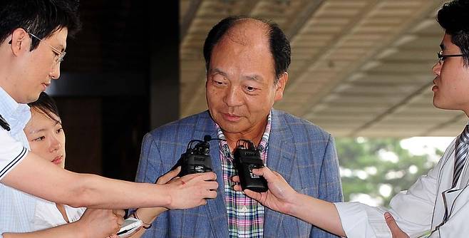 세금 탈세 및 비자금을 조성한 혐의를 받는 권혁 시도그룹 회장이 2018년 서울중앙지검에 출석하고 있다. 한국일보 자료사진