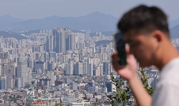 서울 남산에서 바라본 서울 시내 아파트 단지 모습. [사진=연합뉴스]