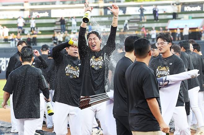 1위의 기쁨을 만끽한 KT 우규민. [연합뉴스]