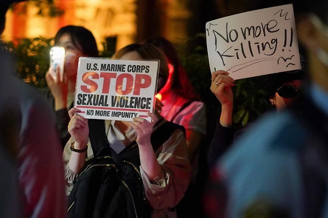6일 도쿄 주일 미국대사관 앞에서 시민들이 미 해병대원이 저지른 것으로 알려진 오키나와 여성 살해 사건에 항의하고 있다. 사진=AFP