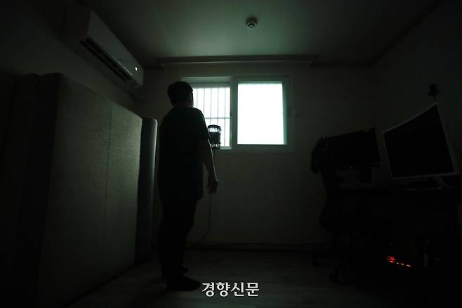 서울 관악구 신림동 반지하에 거주하는 시각장애인 김씨가 서울 강북구 본인 자택에서 경향신문과 인터뷰 하고 있다. 사진은 기사와 직접 관련 없음. 한수빈 기자