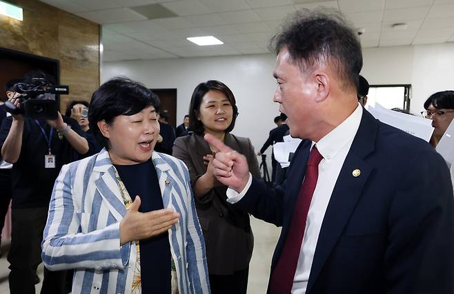 서영교 법사위원장(왼쪽)과 국민의힘 김태규 의원이 6일 국회에서 정회된 법제사법위원회 국정감사장 앞에서 언쟁을 벌이고 있다. [연합뉴스]