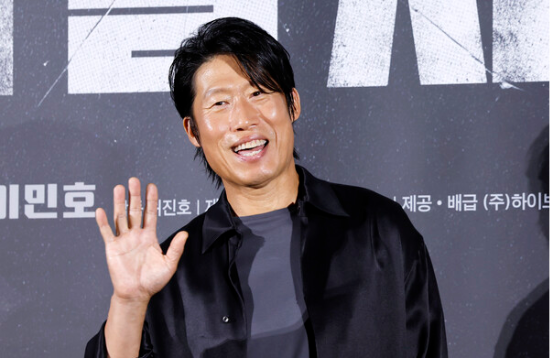 배우 유해진이 10일 오전 서울 용산구 CGV용산아이파크몰에서 열린 영화 ‘암살자(들)’ 제작보고회에서 포즈를 취하는 모습. (뉴시스)