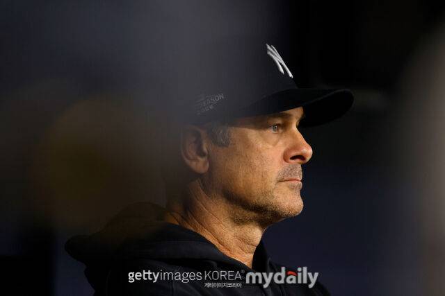뉴욕 양키스가 ALDS 2차전서 4실책을 내주고 경기에 패했다. 애런 분 감독이 경기장을 바라보고 있다./게티이미지코리아