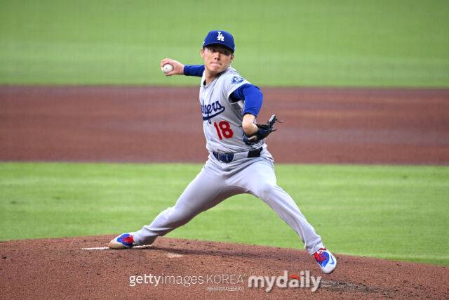 야마모토 요시노부가 7일 애틀랜타 브레이브스와 내셔널리그 디비전시리즈 3차전에서 선발 등판해 역투하고 있다./게티이미지코리아