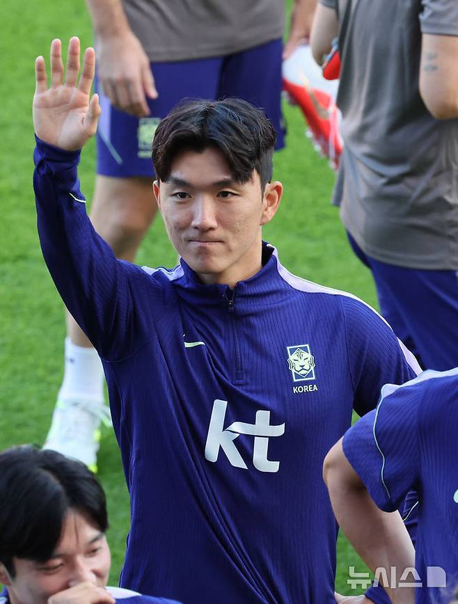 [천안=뉴시스] 배훈식 기자 = 황인범이 22일 오후 충남 천안시 코리아풋볼파크에서 이름을 연호하는 팬들에게 손을 흔들며 인사하고 있다. 2026.09.22. dahora83@newsis.com