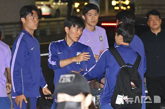[인천공항=뉴시스] 황준선 기자 = 2026 북중미 월드컵 32강 진출에 실패한 축구국가대표팀 선수들이 30일 인천국제공항 2터미널을 통해 입국한 후 인사를 나누고 있다. 오현규(왼쪽부터), 황인범, 김민재. (공동취재) 2026.06.30. photo@newsis.com