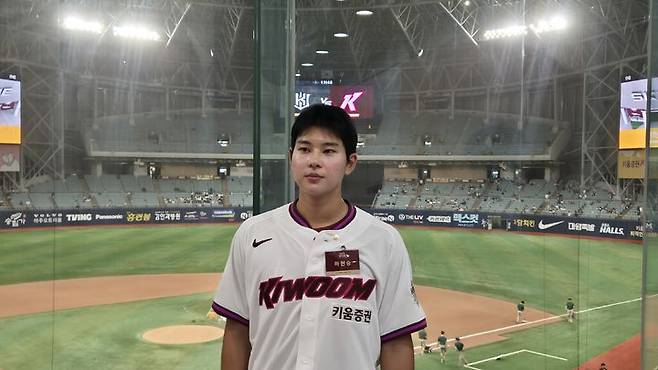 [서울=뉴시스] 문채현 기자 = 프로야구 키움 히어로즈 신인 하현승이 6일 서울 고척스카이돔에서 취재진과 인터뷰를 진행한 뒤 사진 촬영에 응하고 있다. 2026.10.06. dal@newsis.com *재판매 및 DB 금지