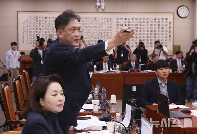 [서울=뉴시스] 김근수 기자 = 김태규 국민의힘 의원이 지난 6일 오전 서울 여의도 국회에서 열린 법제사법위원회 국정감사에서 서영교 국회 법제사법위원회 위원장으로부터 발언권이 제지되자 항의하고 있다. 2026.10.06. ks@newsis.com