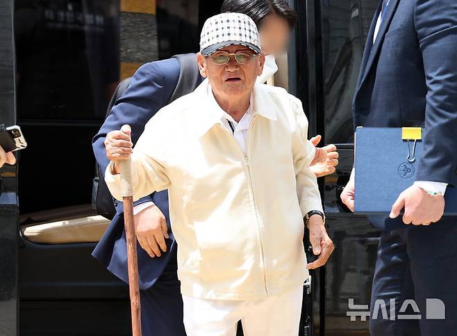 [서울=뉴시스] 이영환 기자 = 신도들을 국민의힘에 집단 입당시킨 혐의로 구속 기소된 이만희(95) 신천지예수교증거장막성전(신천지) 총회장이 다음 달 6일까지 임시 석방된다. 사진은 이 총회장이 지난 6월 24일 오후 서울 서초구 서울중앙지방법원에서 열린 구속 전 피의자 심문(영장실질심사)에 출석하는 모습. 2026.10.07. 20hwan@newsis.com