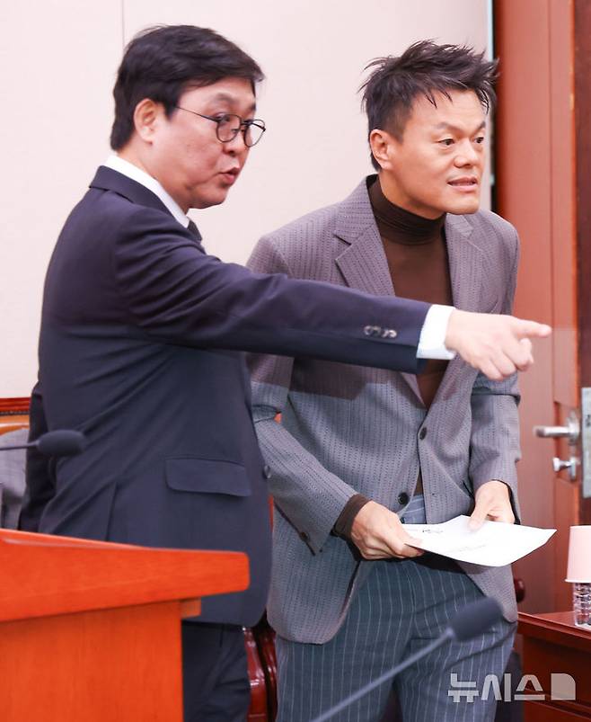 [서울=뉴시스] 김근수 기자 = 박진영 대통령 직속 대중문화교류위원회 공동위원장이 7일 오전 서울 여의도 국회에서 열린  국회 문화체육관광위원회의 문화체육관광부 국정감사에 출석하며 최휘영 문화체육관광부 장관의 안내를 받고 있다. 2026.10.07. ks@newsis.com
