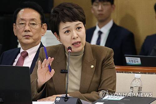질의하는 김은혜 의원 (대전=연합뉴스) 강수환 기자 = 21일 대전 국가철도공단 본사에서 열린 국회 국토교통위원회의 한국철도공사(코레일)·국가철도공단·에스알(SR)에 대한 국정감사에서 국민의힘 김은혜 의원이 질의하고 있다. 2025.10.21 swan@yna.co.kr
