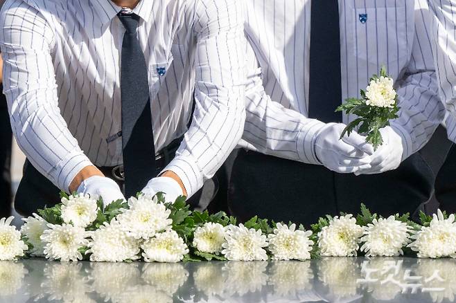 지역 비하 성격을 가진 응원 구호를 외쳐 논란을 일으킨 서울 배재고등학교 야구부가 6일 광주 북구 광주제일고등학교를 사과 방문한 뒤 광주제일고 학생들과 함께 국립5·18민주묘지를 참배하고 있다. 광주=박종민 기자