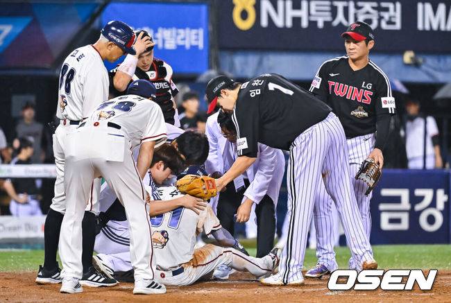 [OSEN=잠실, 박준형 기자] 1일 오후 서울 잠실구장에서 2026 신한 SOL KBO리그 두산 베어스와 LG 트윈스의 경기가 진행됐다.이날 경기 두산은 잭로그를, LG는 임찬규를 선발투수로 내세웠다. 4회말 1사 1,2루 두산 정수빈의 병살타때 박동원 포수가 2루 주자 조수행을 포스아웃 시켰다.  LG 임찬규가 홈쇄도하는 과정서 충돌한 조수행의 상태를 살피며 다독이고 있다.  2026.09.01 / soul1014@osen.co.kr