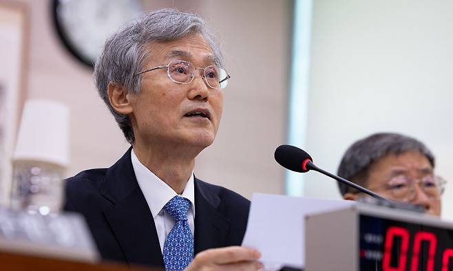 조희대 대법원장이 6일 서울 여의도 국회에서 열린 법제사법위원회의 대법원 등에 대한 국정감사에 출석해 의원 질의에 답하고 있다. 뉴스1