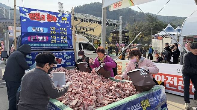 강원 홍천 인삼·한우 명품축제가 8일부터 11일까지 도시산림공원 토리숲에서 열린다. 사진은 지난해 축제 모습. 홍천군 제공