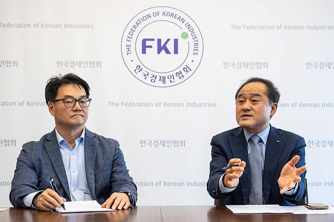 정철(오른쪽) 국제통상학회 회장과 김성현 국제경제학회 회장이 지난달 28일 서울 영등포구 FKI타워에서 좌담회를 갖고 한국 경제의 주요 이슈에 대해 설명하고 있다. 조태형 기자