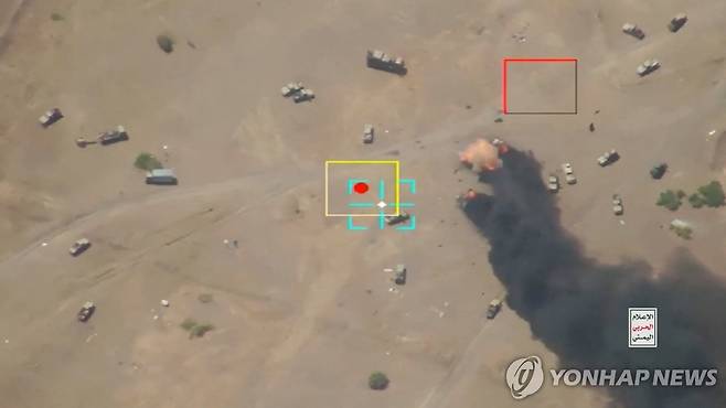 5일(현지시간) 후티가 예멘 정부군 차량을 드론으로 공격한 것이라며 공개한 영상 [HOUTHI MILITARY MEDIA/Handout via REUTERS/ 로이터=연합뉴스. 재판매 및 DB 금지]