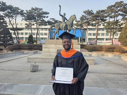 시원데가 아주대 석사 학위증을 들고 포즈를 취하고 있다. [본인 제공]