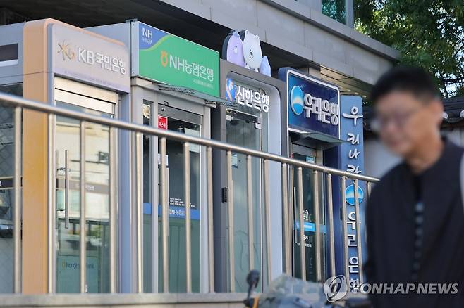 은행 해킹 피해자 집단소송 움직임 (서울=연합뉴스) 서대연 기자 = 최근 은행권 개인정보 유출 사고와 관련해 피해자들의 집단소송 움직임이 나타나고 있는 가운데 7일 서울 시내에 주요 은행들의 현금인출기(ATM)가 설치돼 있디.
    7일 금융권과 법조계에 따르면, 서초동의 한 로펌은 이날 오후 신한은행 개인정보 유출 피해자를 대상으로 손해배상 집단소송 원고 모집에 나섰다. 신한은행뿐 아니라 KB국민은행과 하나은행, BNK부산은행과 예가람·웰컴저축은행, 현대캐피탈 등에서도 침해 사고가 잇따라 발생한 사실이 알려지며 관련 피해자들의 집단소송 움직임이 더 커질 가능성도 있다. 2026.10.7 dwise@yna.co.kr