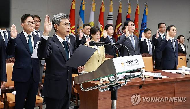 선서하는 강신철 국방부 장관 (서울=연합뉴스) 강신철 국방부 장관이 7일 서울 용산구 국방부에서 열린 국회 국방위원회 국정감사에서 선서하고 있다. 2026.10.7 [국회사진기자단] photo@yna.co.kr