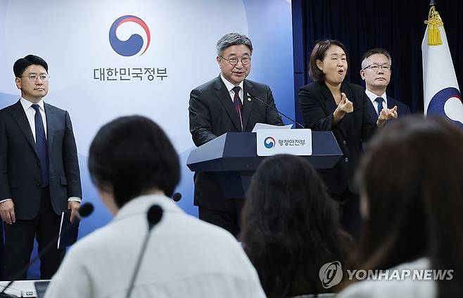 부산 금정구ㆍ경기 동두천시ㆍ경남 통영 인구감소지역 재지정 (서울=연합뉴스) 안정원 기자 = 윤호중 행정안전부 장관이 7일 서울 종로구 정부서울청사에서 부산 금정구와 경기 동두천시, 경남 통영시 등 3곳을  인구감소지역으로 새로 편입한다는 내용의 인구감소지역 재지정 관련 브리핑을 하고 있다. 2026.10.7 jeong@yna.co.kr