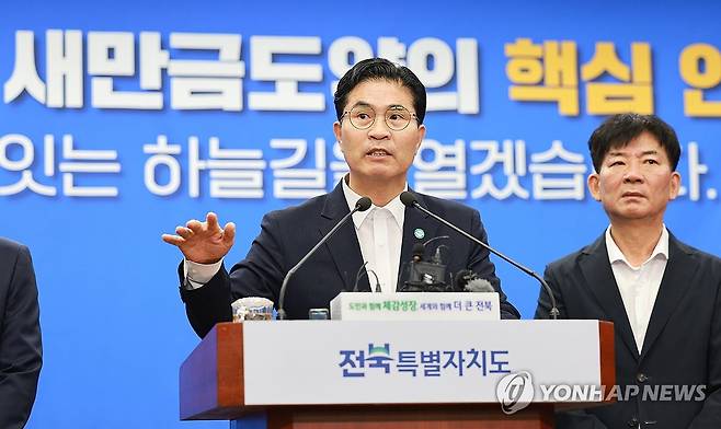기자회견하는 이원택 전북지사 (전주=연합뉴스) 이원택 전북특별자치도지사가 7일 도청에서 새만금국제공항 항소심과 관련한 기자회견을 하고 있다. 2026.10.7 [전북특별자치도 제공. 재판매 및 DB 금지] doo@yna.co.kr