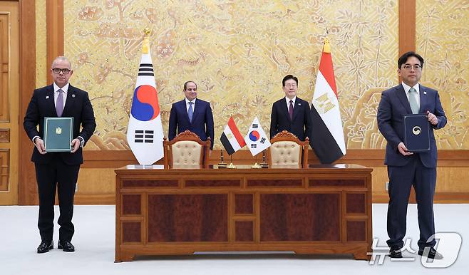 박정성 산업통상부 통상교섭본부장과 무함마드 파리드 살레 투자통상부 장관이 8일 청와대에서 이재명 대통령과 압델파타 알시시 이집트 대통령이 임석한 가운데 포괄적 경제동반자협정(CEPA) 협상 개시 공동선언문을 체결한 후 기념촬영을 하고 있다. 2026.10.8 ⓒ 뉴스1 허경 기자
